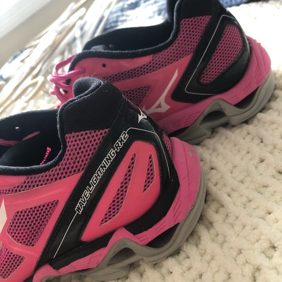 Mizuno wave lightning RX2 court shoes - Picture 2 of 8